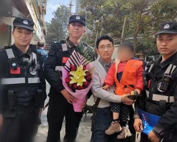 【我在岗位上】民警找回走失小孩，群众赠鲜花表感谢
