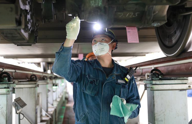 云南铁路开展设备维修维护 为客流高峰期设备安全做足准备