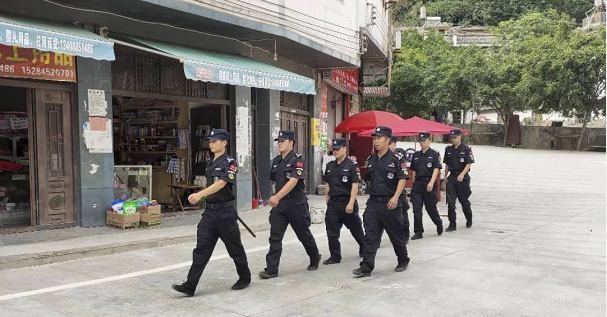 云南省巧家警方40余名党员灾区坚守为生命线保通
