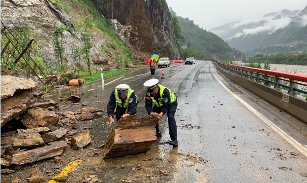 云南省怒江州贡山投入警力600余人次参与防汛救灾