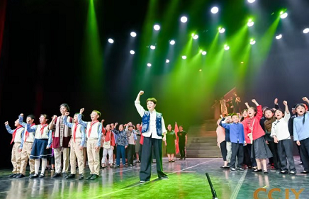 红色历史儿童剧《红旗飘飘》在昆明春城剧院首演