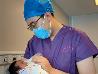 新生儿科男护士员育国被称“超级帅哥奶爸”