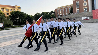 环球在线直播: 向阳而生，逐光而行 ——云南大学常态化举行升国旗仪式活动