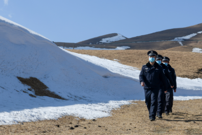 在海拔3000米的雪山 这个派出所全力守护春节游客平安