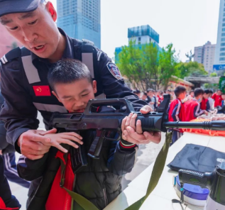 特警进校园 筑反恐安全防线——北京路小学积极创建安全校园