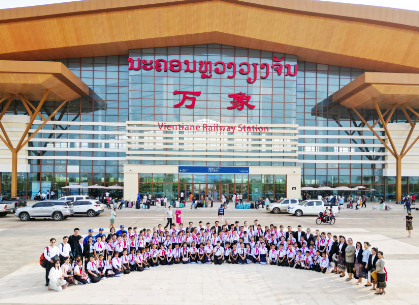 100名老挝小学生乘中老铁路列车到北京