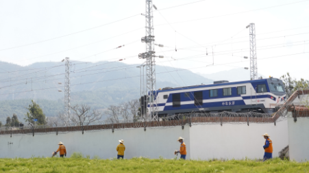 云南：强化联动机制整治“轻飘物” 确保铁路安全畅通