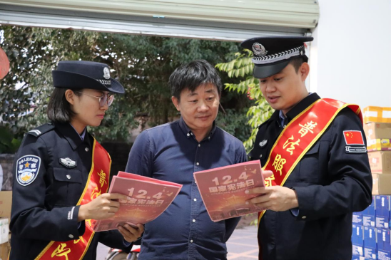 用宪法之光 点亮法治之路