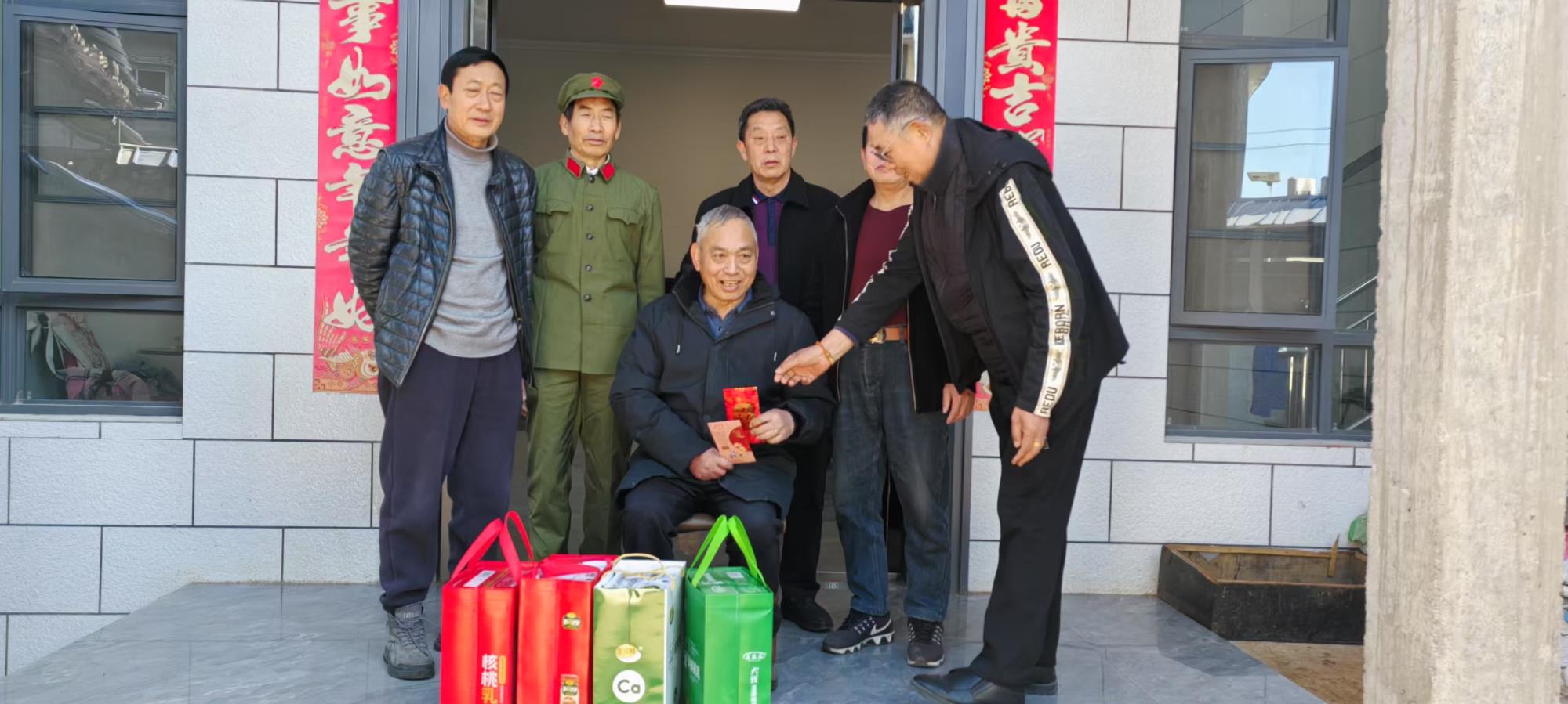 云南祥云县深圳老兵登门看望慰问患病战友