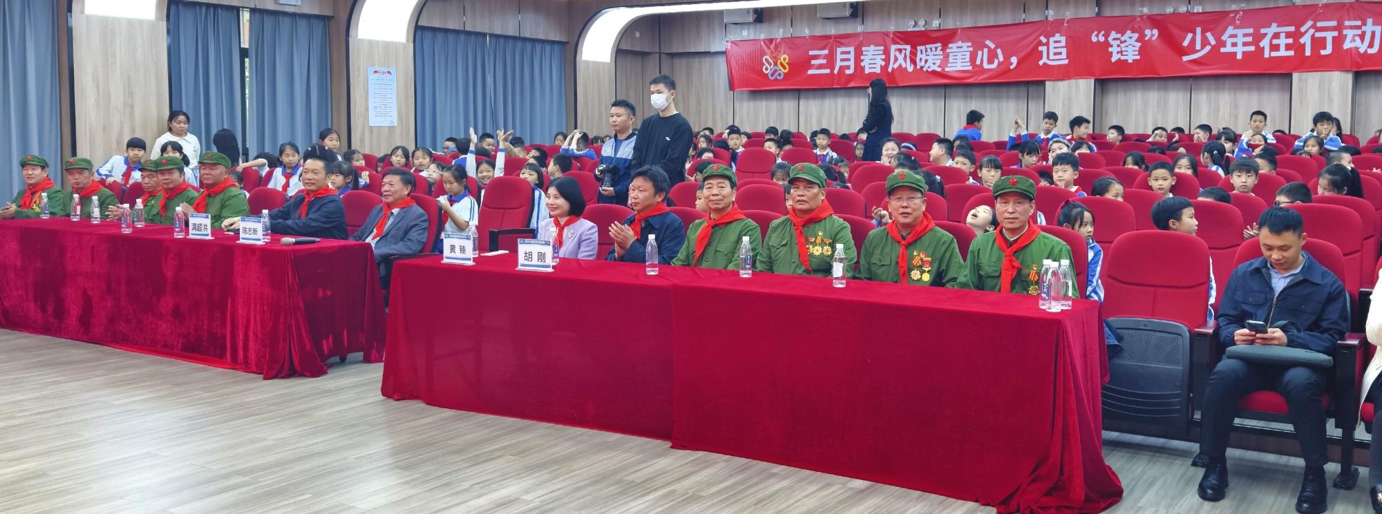 深圳老兵进校园宣讲雷锋精神