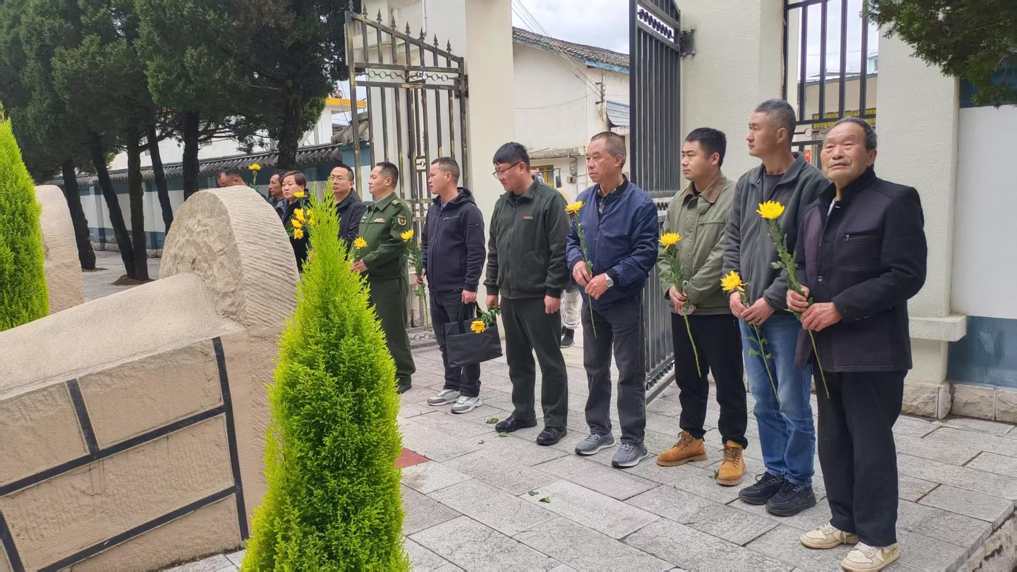 云南祥云县赴华坪永兴烈士陵园开展清明异地祭扫活动