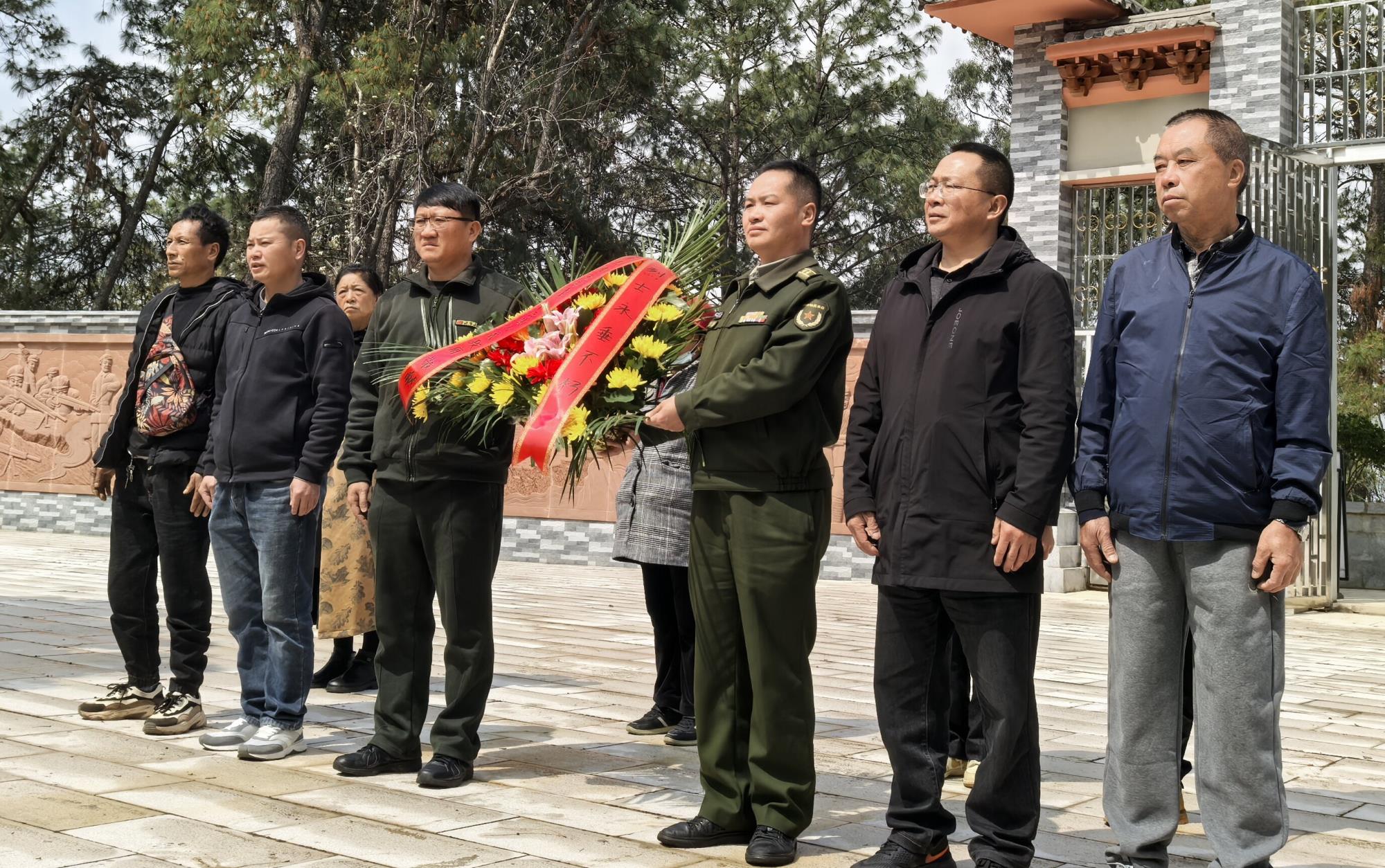 云南祥云县祭扫组赴永胜烈士陵园祭扫英烈