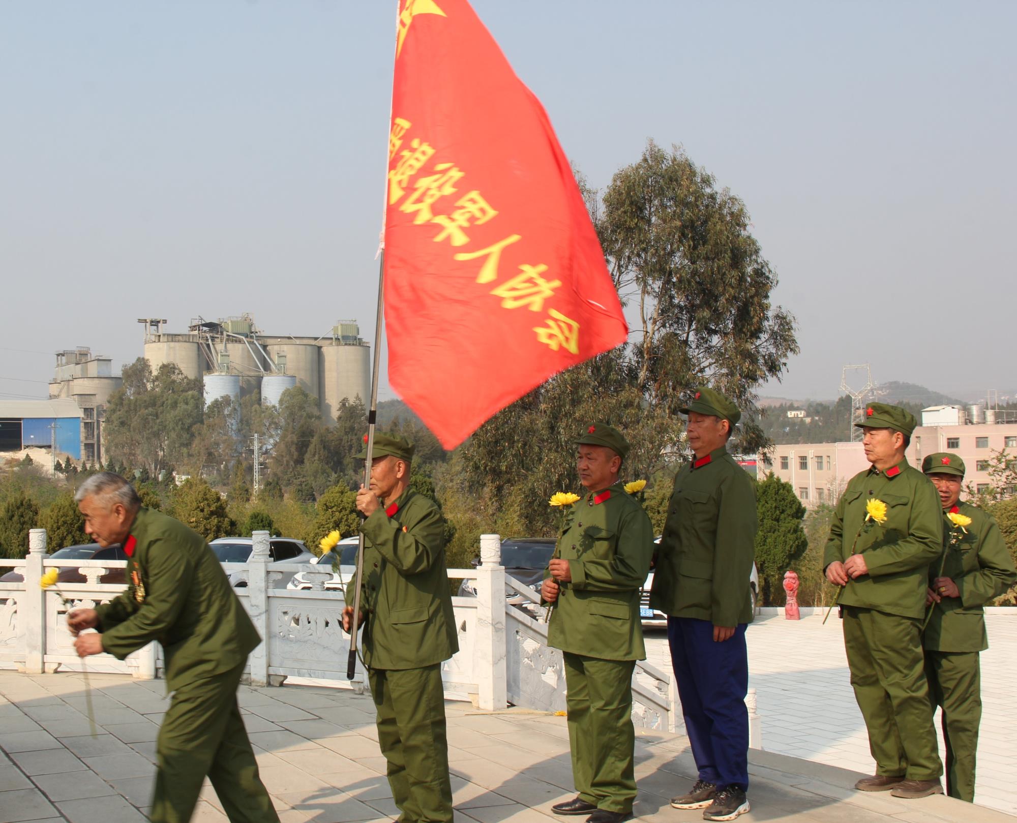 清明，云南祥云县联合祭扫英烈墓