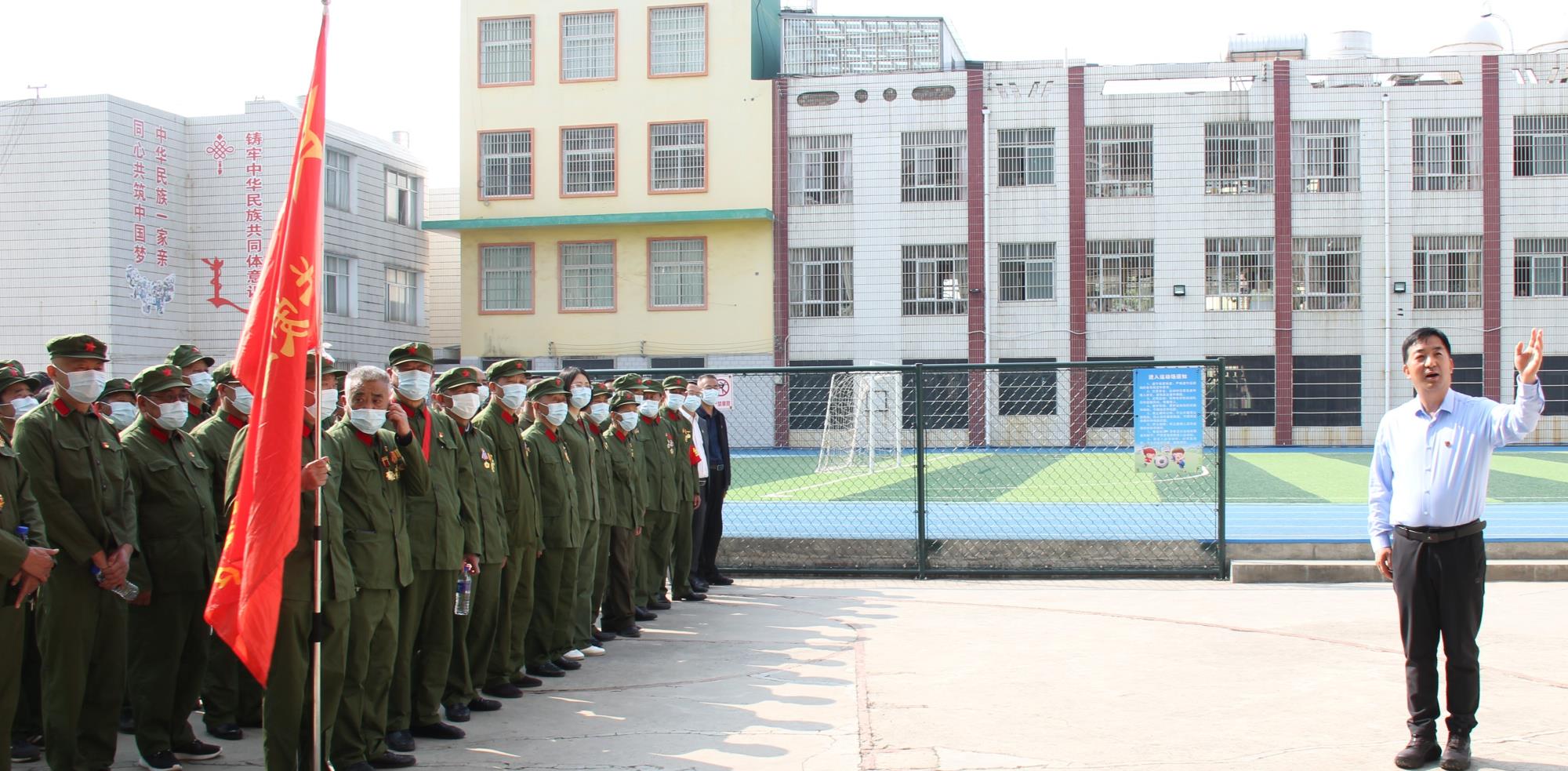今天，云南祥云“红军小学”迎来一批接受红色教育活动的客人