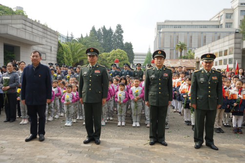 昆明警备区联合军地相关单位开展清明祭英烈活动