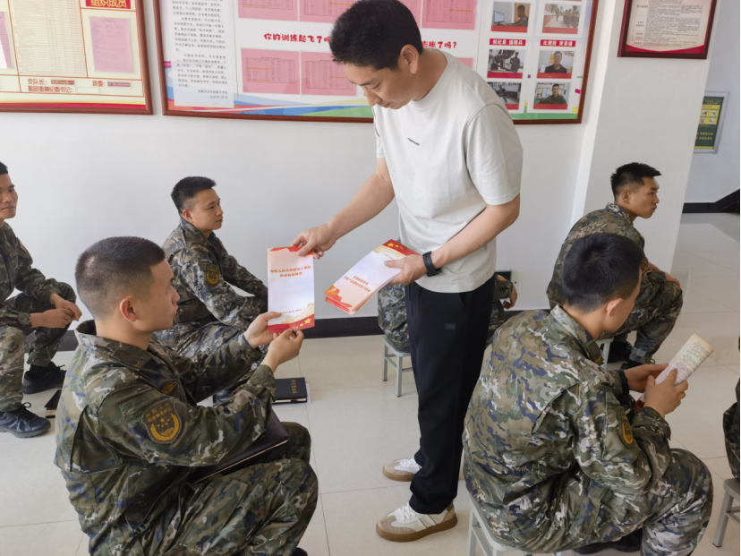 开远市开展“进军营、送政策、暖兵心”政策宣讲活动