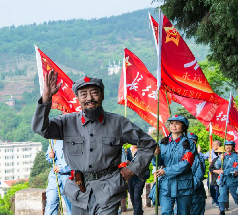红军长征胜利九十周年系列纪念活动暨《健康中国万里行共建地球红飘带》启动仪式在富源进行