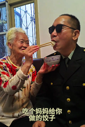 站在楼下，史光柱仰起看不见的脸。粽叶的清香和饺子的热气交织在一起，那是活着的人对逝者最朴素的祭奠…#关爱烈属 #缅怀英烈 #对越自卫反击战