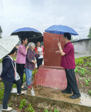 踏寻父辈足迹，三代人雨中的红色致敬
