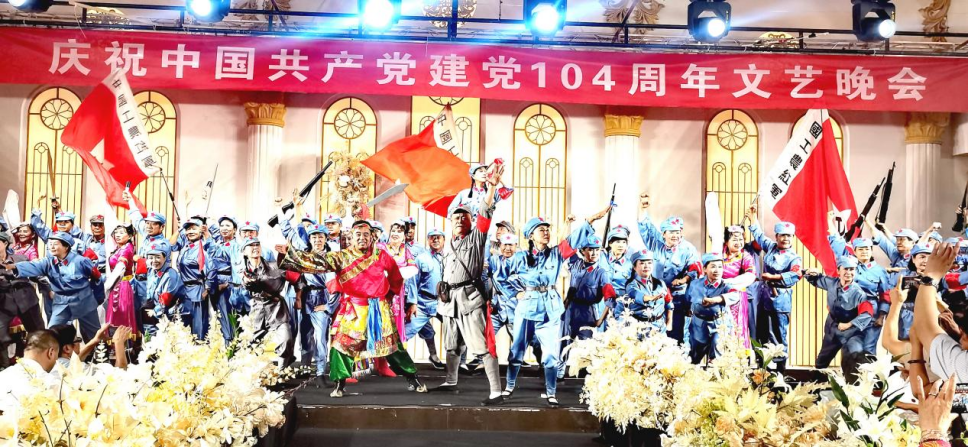 【麦浪滚滚红飘带，华夏儿女共唱东方红】隆重纪念中央红军长征90周年系列活动（十二）暨河南建协长征精神研究院东方红艺术团授旗授牌仪式在郑州举行