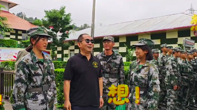 当孩子们主动索要“永远的纪念”时，暴露出叛逆铠甲下最柔软的渴望——被看见、被信任