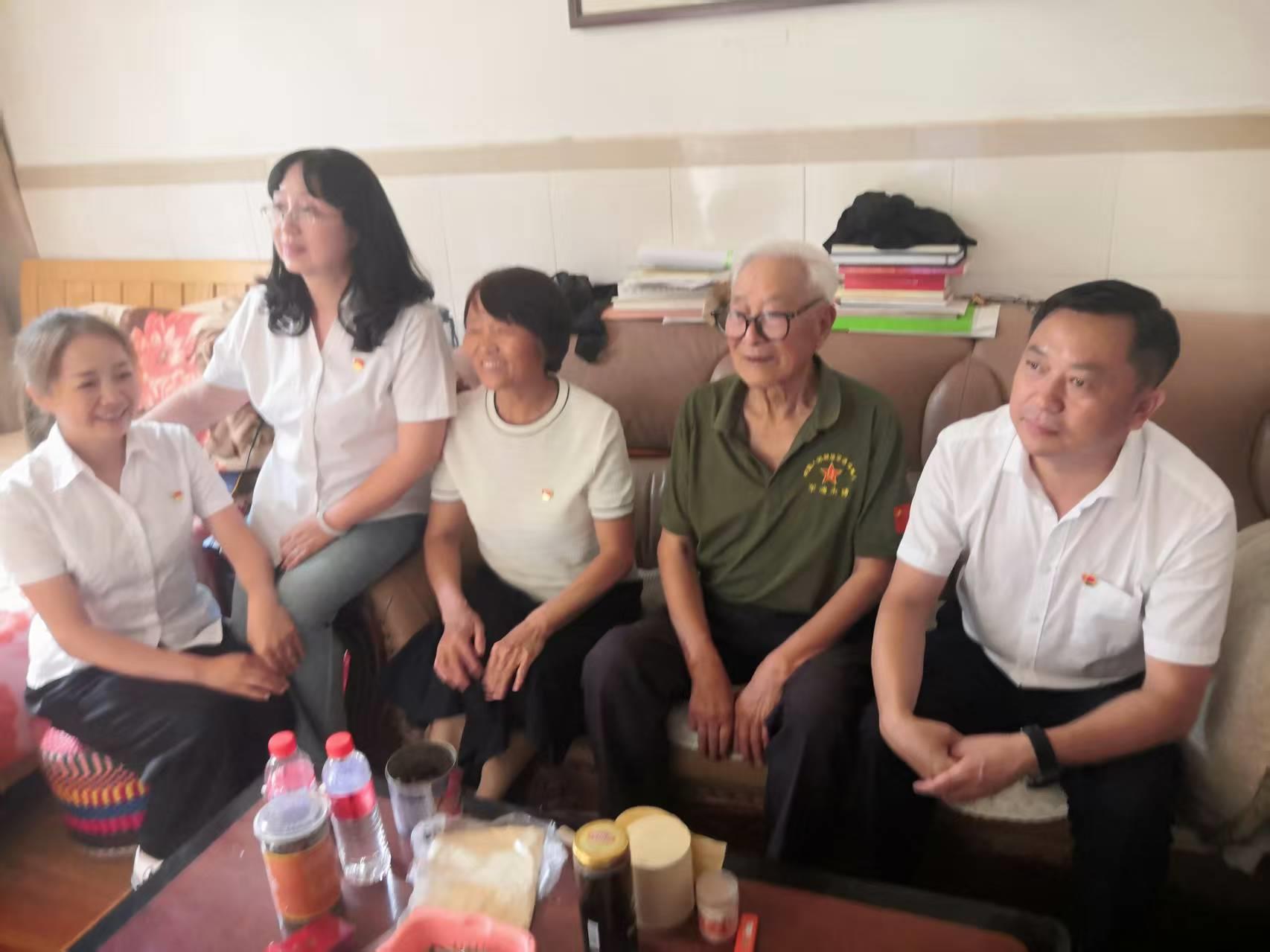 云南祥云县阳光社区党总支部慰问老党员