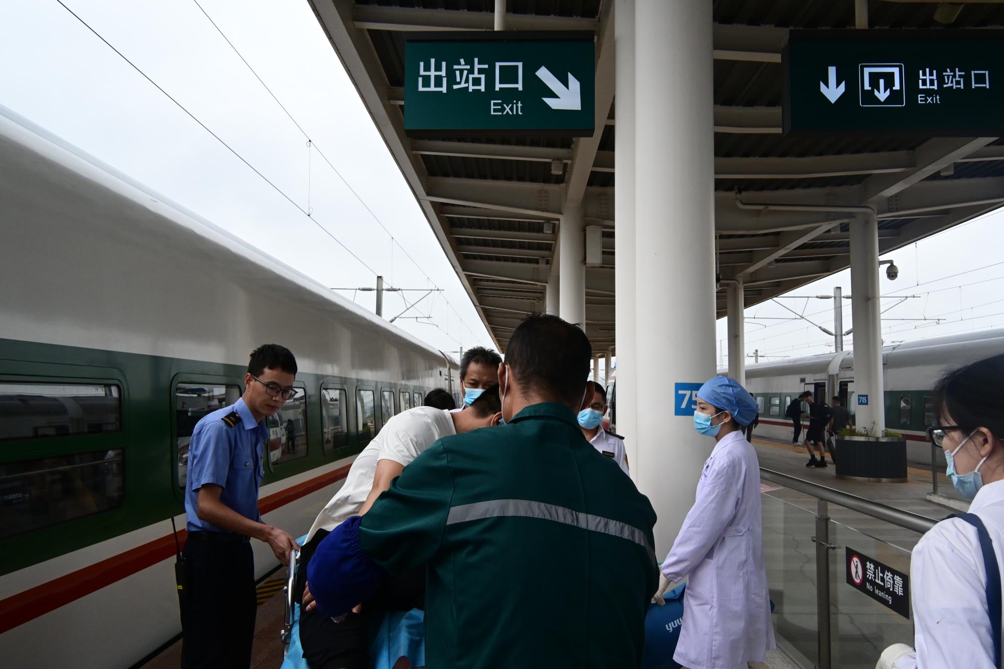 极速转运患病旅客：动车破例停靠