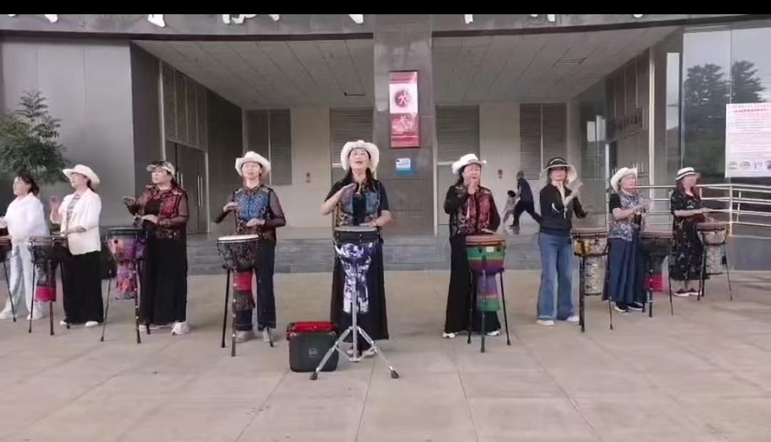 云南祥云县关爱退役军人协会艺术团精心排练节目喜迎建军节