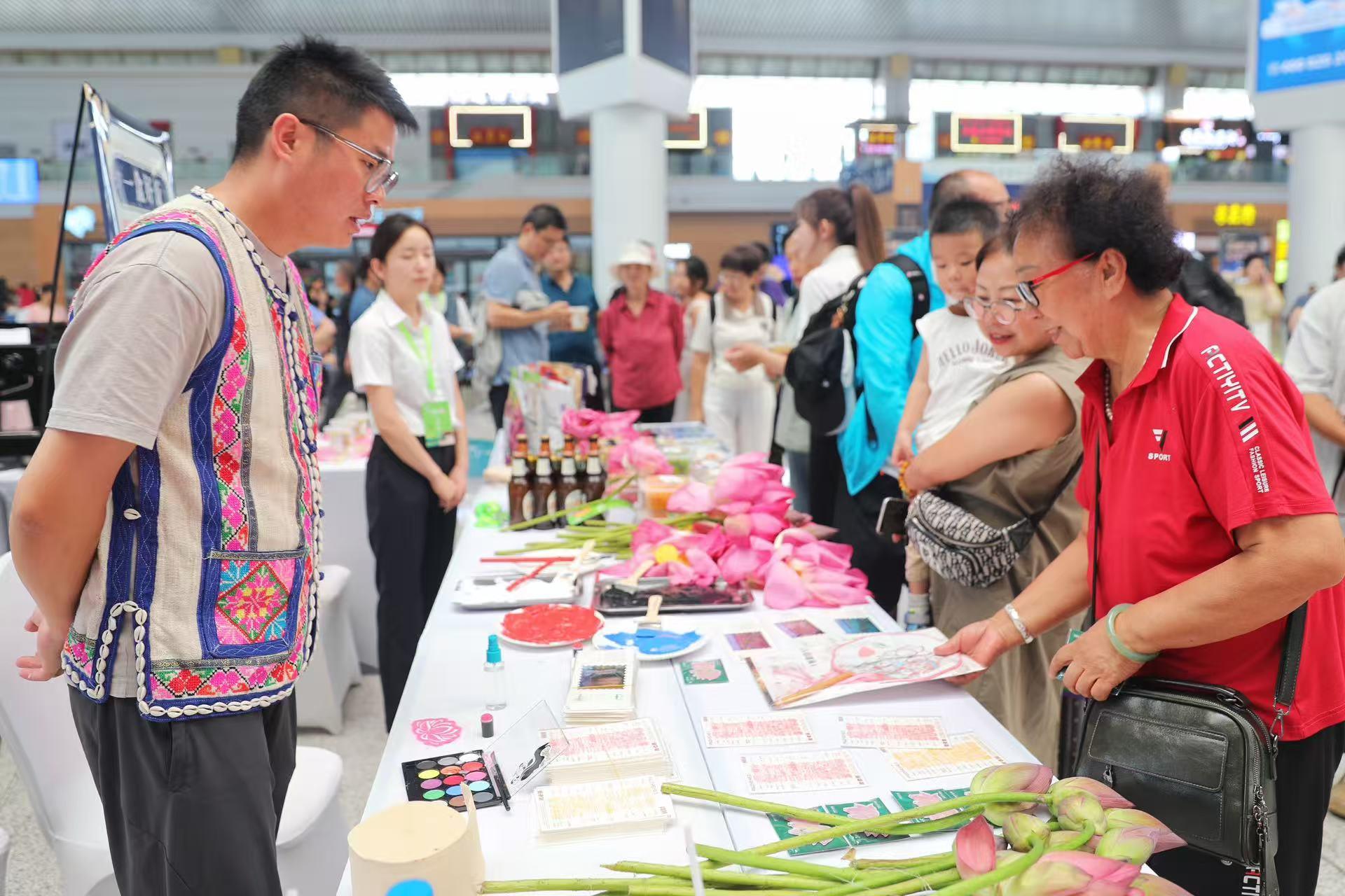 “花开四季‘香’约云南”：高铁直达——“自由行服务”解锁普者黑夏日浪漫