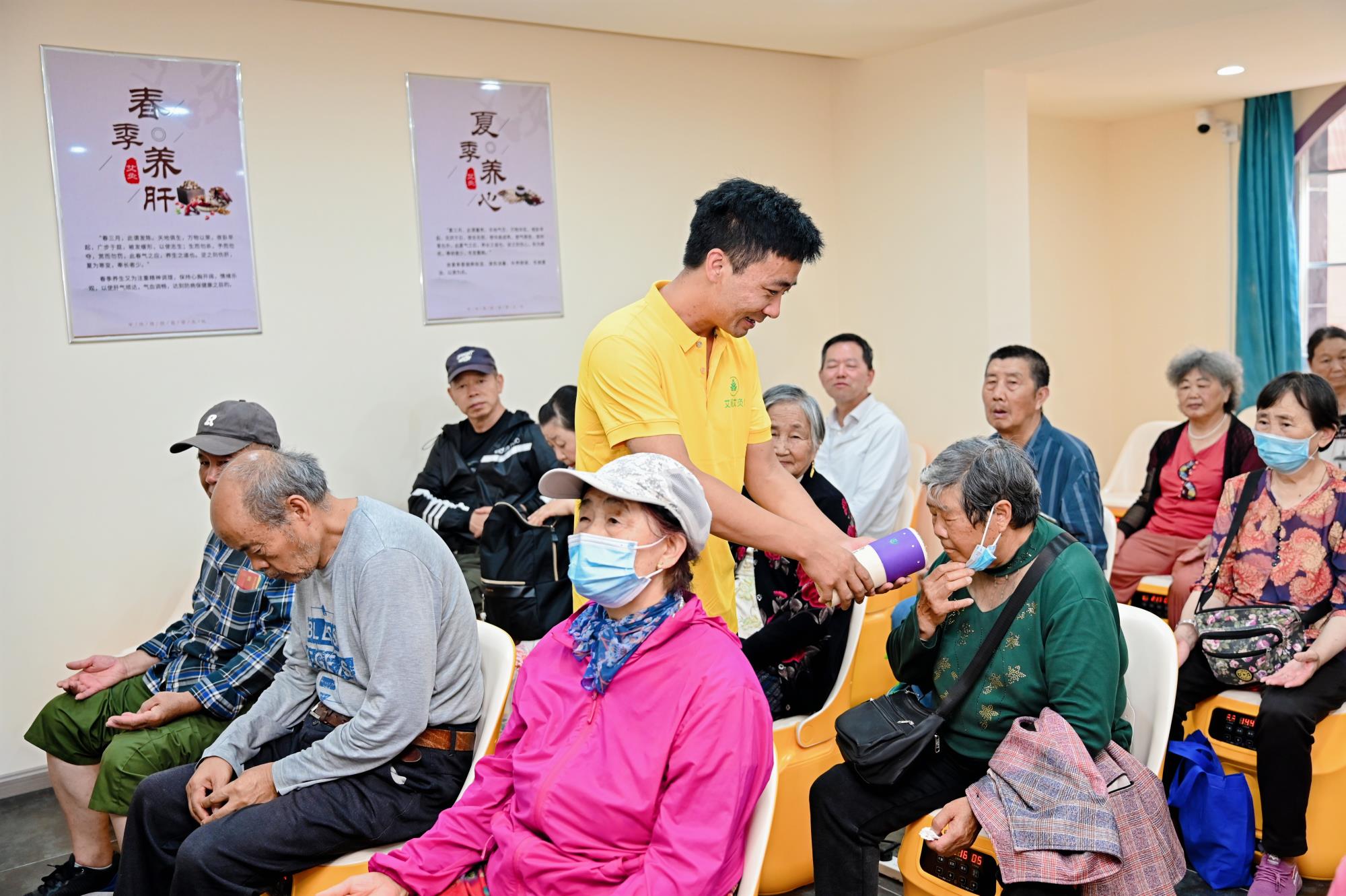 传承非遗技艺，服务社区健康！昆明“艾韵阁”盛大开业，军人环卫工享免费艾灸