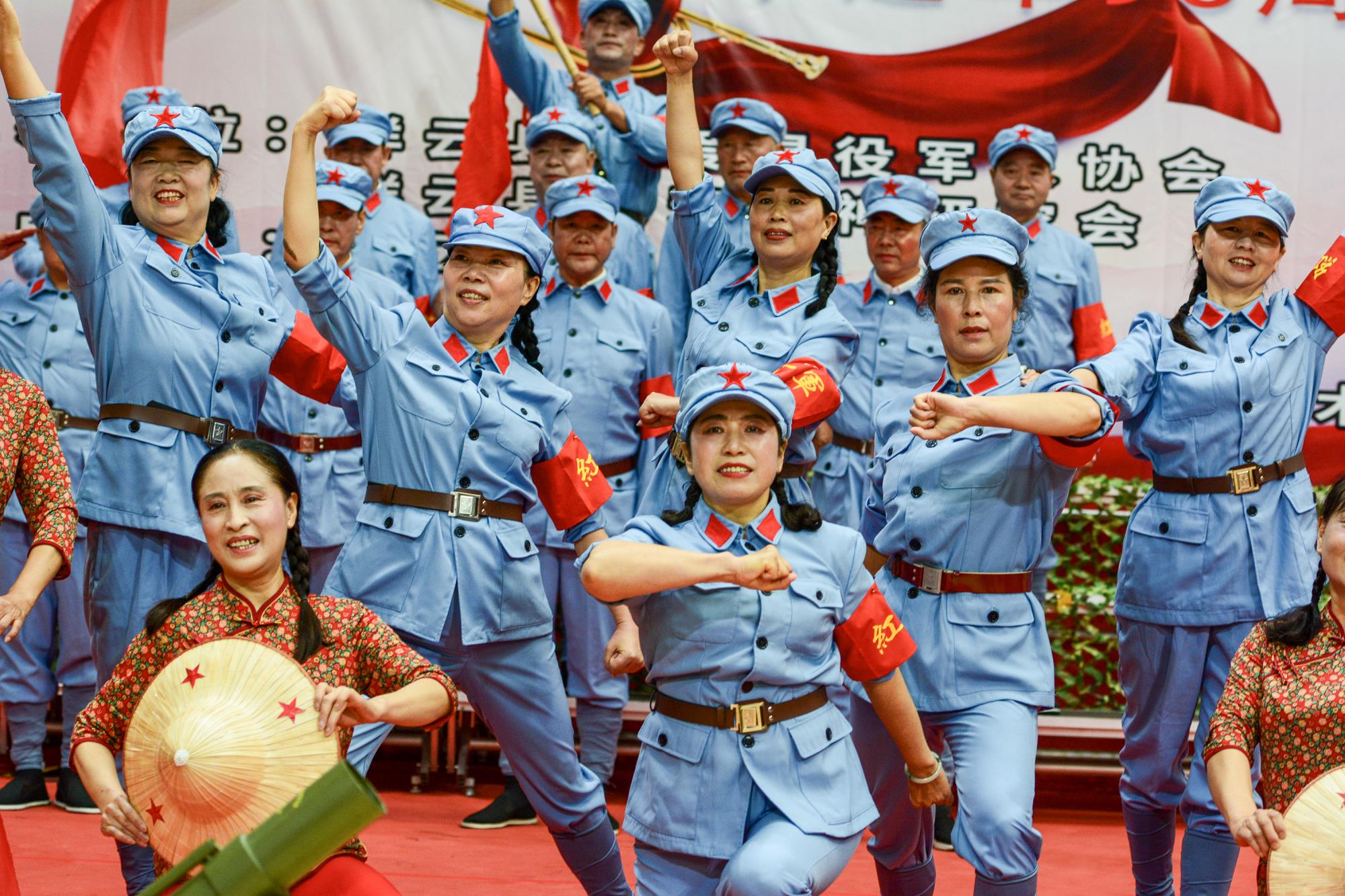 庆祝建军节，云南祥云县关爱退役军人协会艺术团送戏到第三活动组