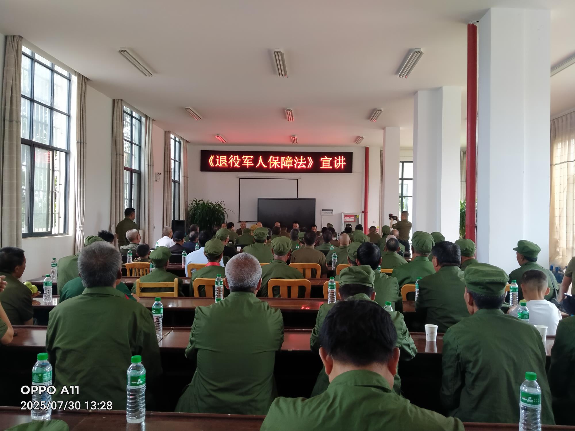云南祥云县关爱退役军人协会六组召开庆祝“八一”建军节座谈会