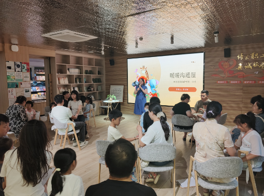 红塔区“茁育哇家”家长夜校首进青溪书店 首次直播授课普及亲子沟通技巧