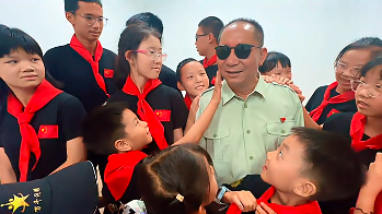 在中国关工委教育委员会举办的夏令营闭营仪式上，发生了让人意想不到的一幕…#清澈的爱只为中国 #励志报效祖国 #史光柱
