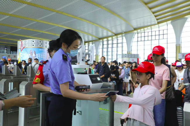 云南：中越跨境游市场火热  河口北站发送越南旅客同比增长75%