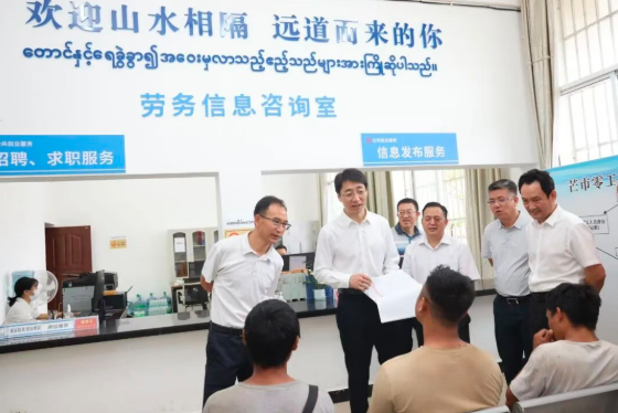 王云霏调研促农增收、就地就近就业工作并主持召开专题会议强调：真抓实干答好“群众持续增收之问” 全力以赴让各族群众日子越过越好