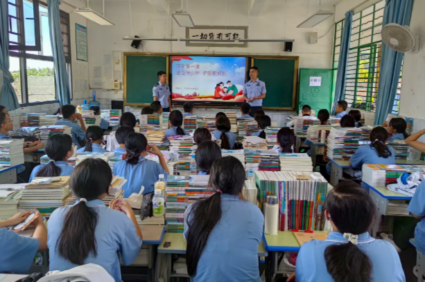 “警”彩开学第一课，护航青春助成长