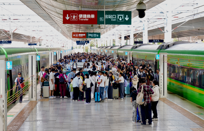 为满足旅客便捷出行，云南国庆假期铁路加开夜间跨省动车