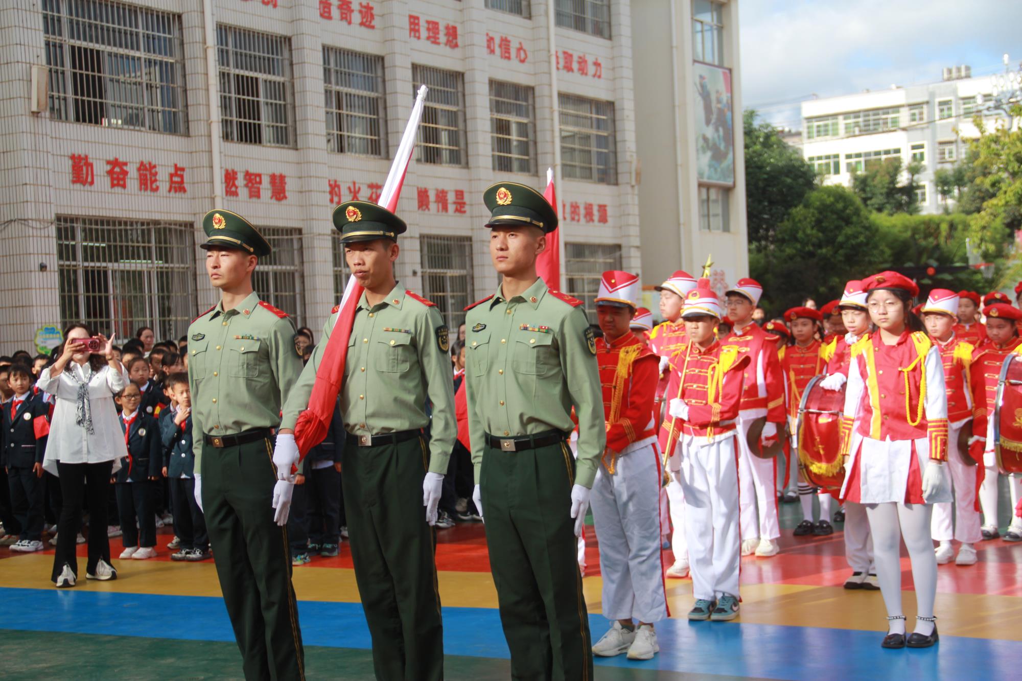 云南祥云县祥城镇城西社区完小开展国防教育进校园活动