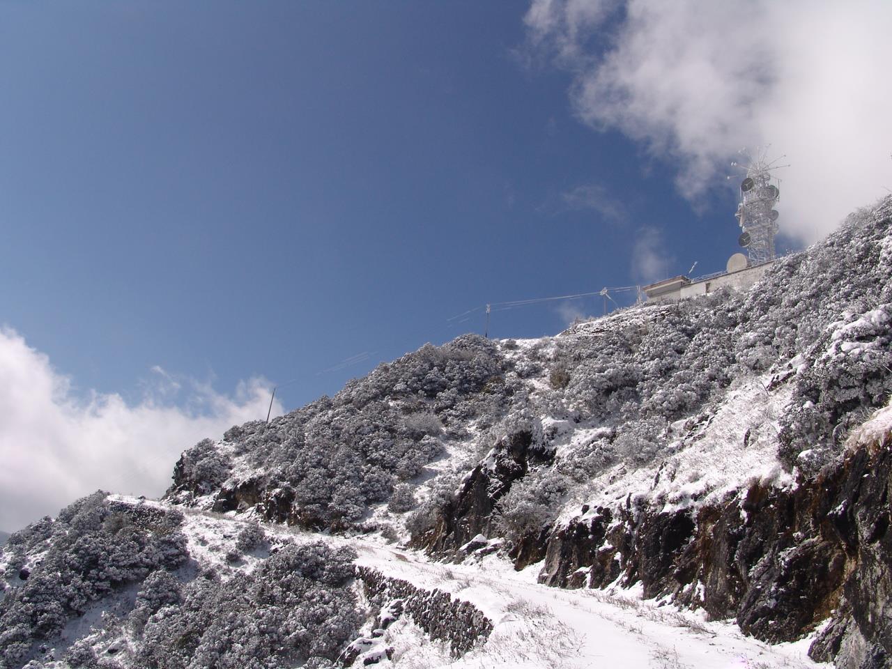 九 鼎 山 峰 观 云 海