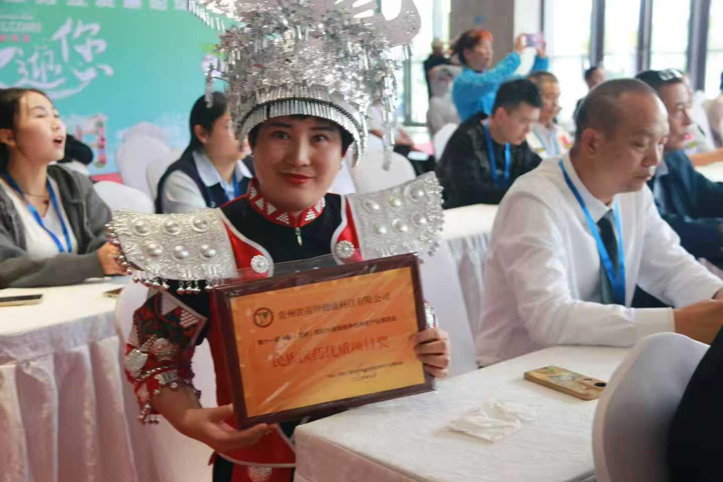 苗医智慧闪耀昆明健康博览会 何先敏携“贵苗伊”推动民族医药传承创新