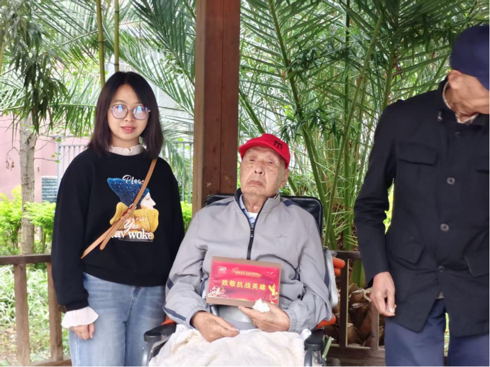 云南下关沱茶厂爱心团队赴漾濞县慰问抗战老兵