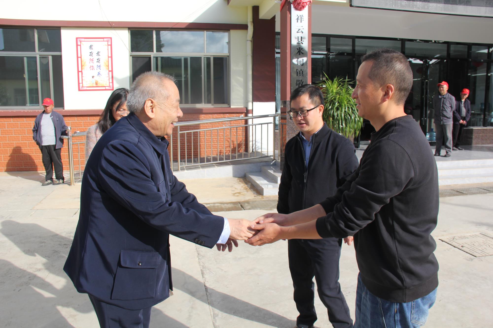 云南祥云县米甸镇到敬老院开展重阳节慰问活动