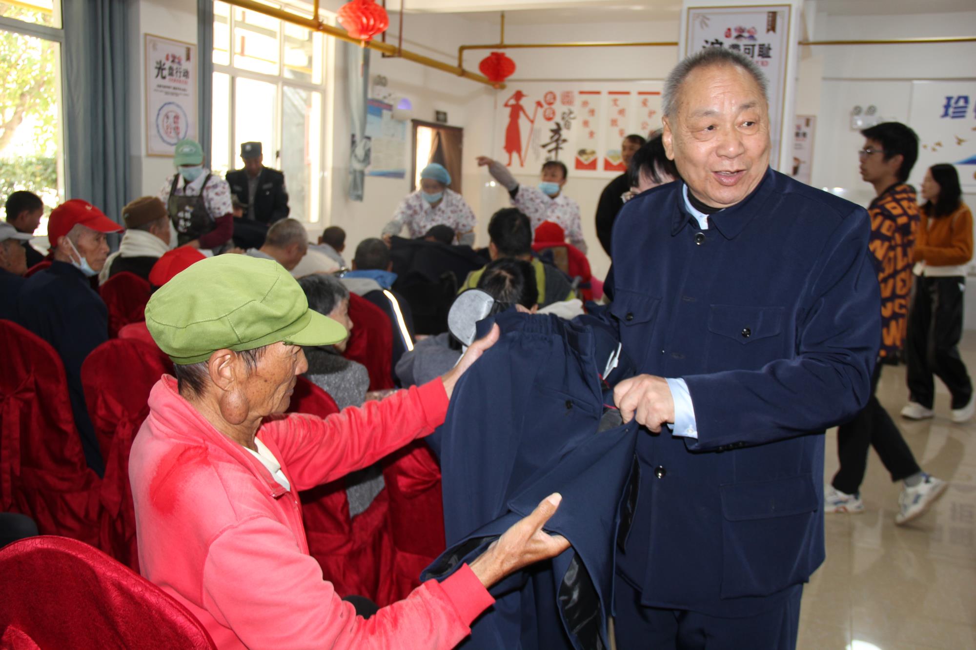 重阳节里献真情  敬老院里笑声朗