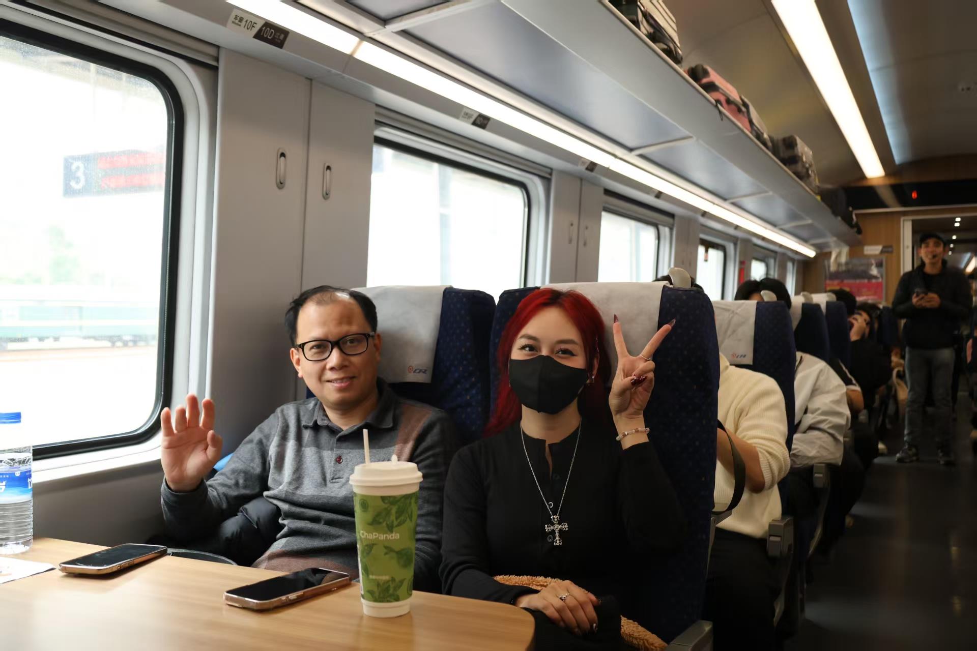 今年首批越南赏雪团乘动车到云南轿子雪山赏景