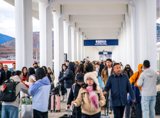 元旦 雪域高原香格里拉火车站“暖意”浓