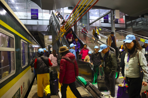 惊喜，2300元起！坐旅游专列游老挝 新年首趟跨境中老铁路国际旅游列车开行 ——八天七晚跨国旅行，便捷实惠新体验