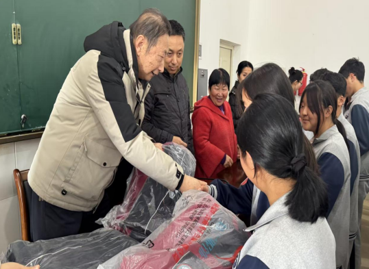 老少牵手暖童心 ——开远市关工委冬季送温暖活动温情启幕