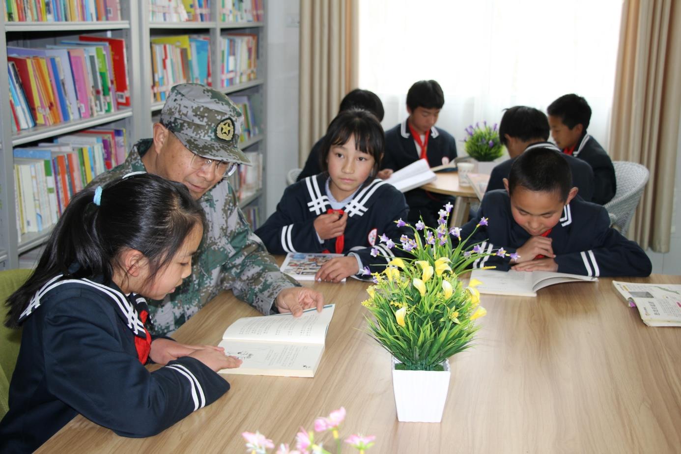 云南祥云县驻军某部队情结山区师生谱写双拥新篇