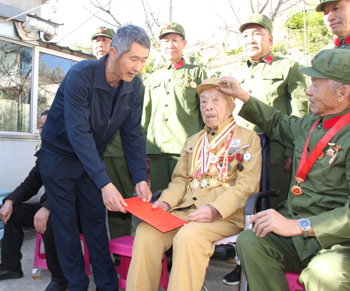 云南祥云县慰问志愿军老战士